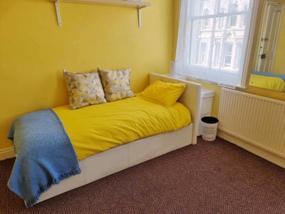 Near sea and station: clean, comfy, sunny room Main Photo