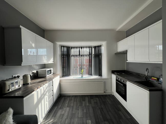 2 Double Bed Flat - No Deposit - Some Bills Inc Main Photo