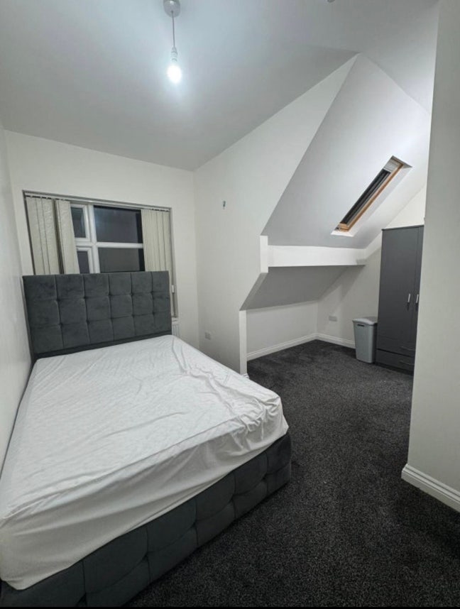 En suite bedroom available in a brand new house  Main Photo