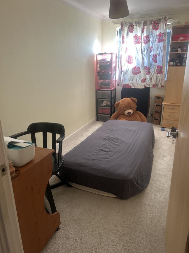 Bright room in a clean flat near Eastleigh Station Main Photo