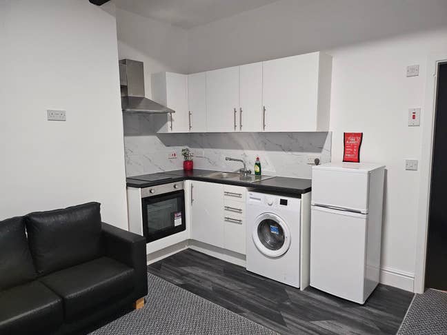 Stunning studio with En-Suite OL8 Main Photo