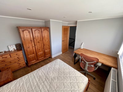 Double bedroom to let for a professional  Main Photo
