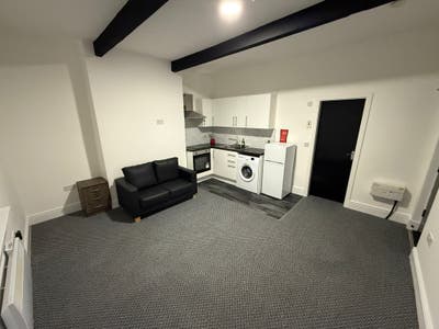 Stunning 2 Bed Apartment with En-Suite OL8 Main Photo