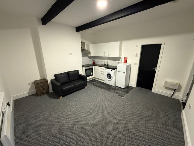 Stunning 2 Bed Apartment with En-Suite OL8 Main Photo