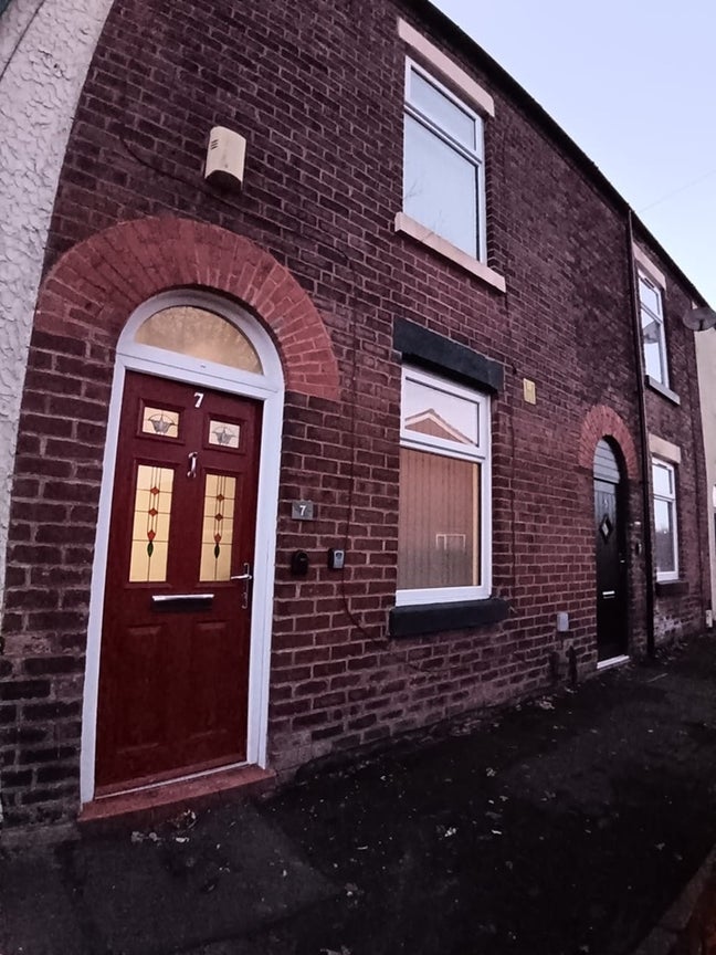 🏡 Lovely 2-Bedroom Home in Swinton – Available ✨  Main Photo