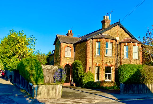 Sunbury on Thames. Room Available Monday to Friday Main Photo