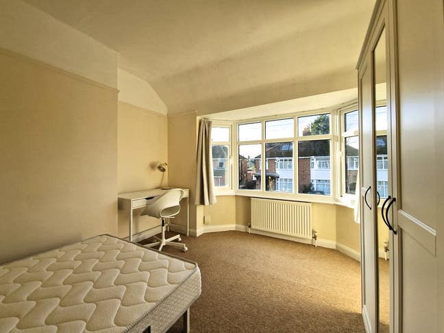 Two Rooms Available in a Quiet, Relaxed Home Main Photo