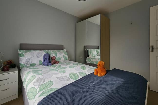 Double room for professional close to nearby beach Main Photo