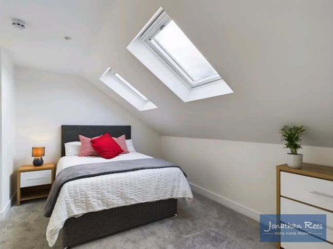 Spacious top floor (2nd) room with ensuite.  Main Photo