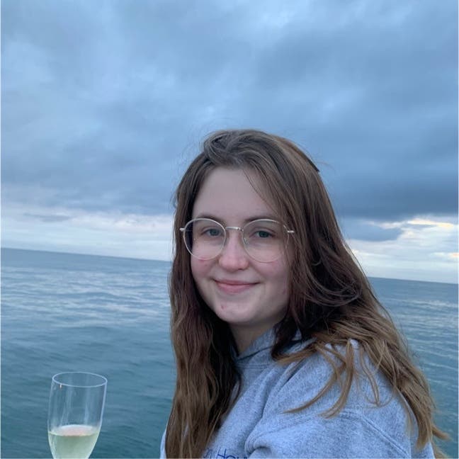 24 yr old Admin Assistant looking for double room Main Photo