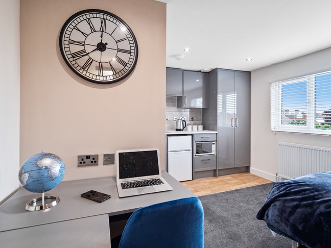 It's Bigger On The Inside Property - Silver Street Main Photo