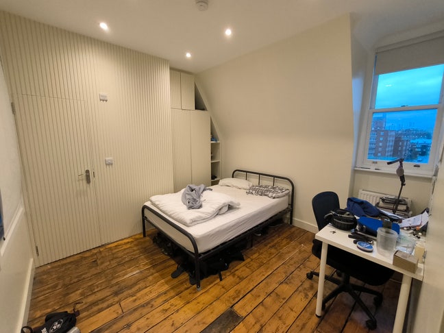 Friendly top floor flat- spacious and bright Main Photo