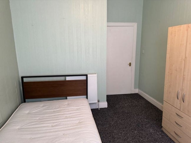 Double room is available for rent in - G42 7AL Main Photo