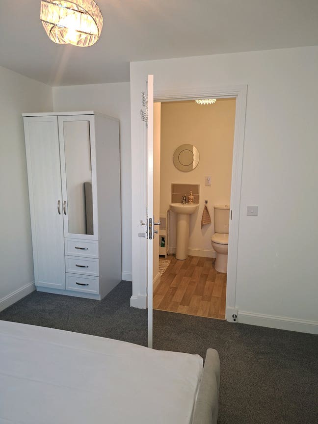 Large Double Ensuite Room -  All Bills Included Main Photo