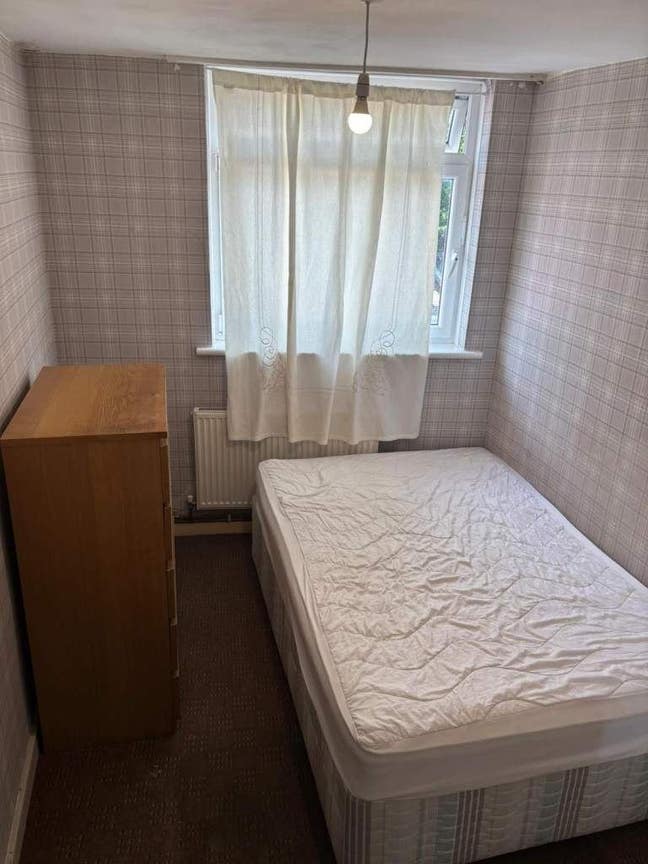Double room is available for rent in - SW11 3QS Main Photo