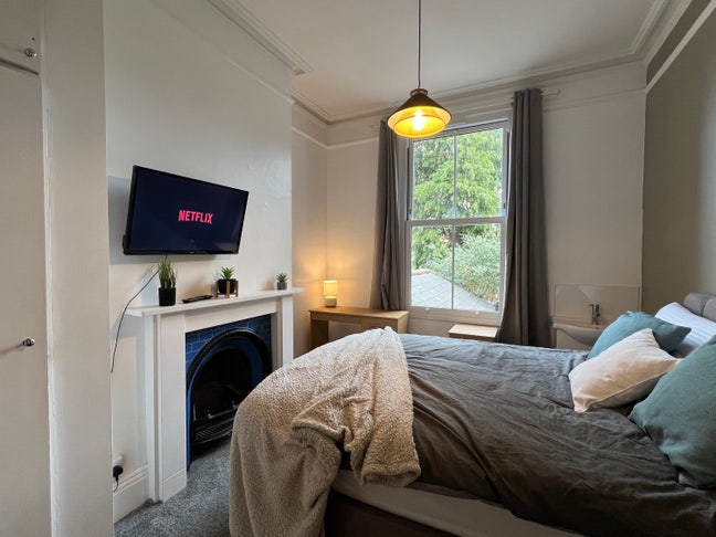 🏡 Double Room w/TV - close to city centre Main Photo