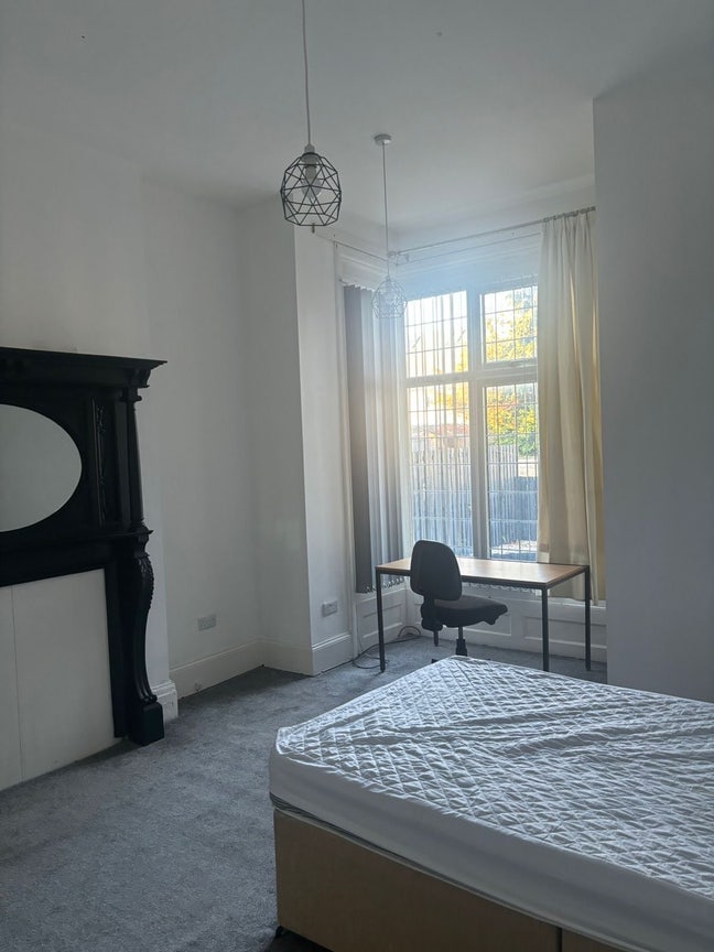 Large room next to green head park Main Photo