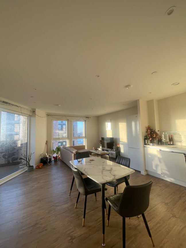 Double room across from Blackhorse rd station Main Photo