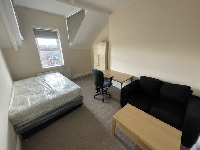 Well Presented refurbuished double room Main Photo