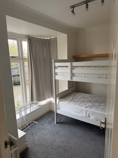 Room for a female in family house Main Photo