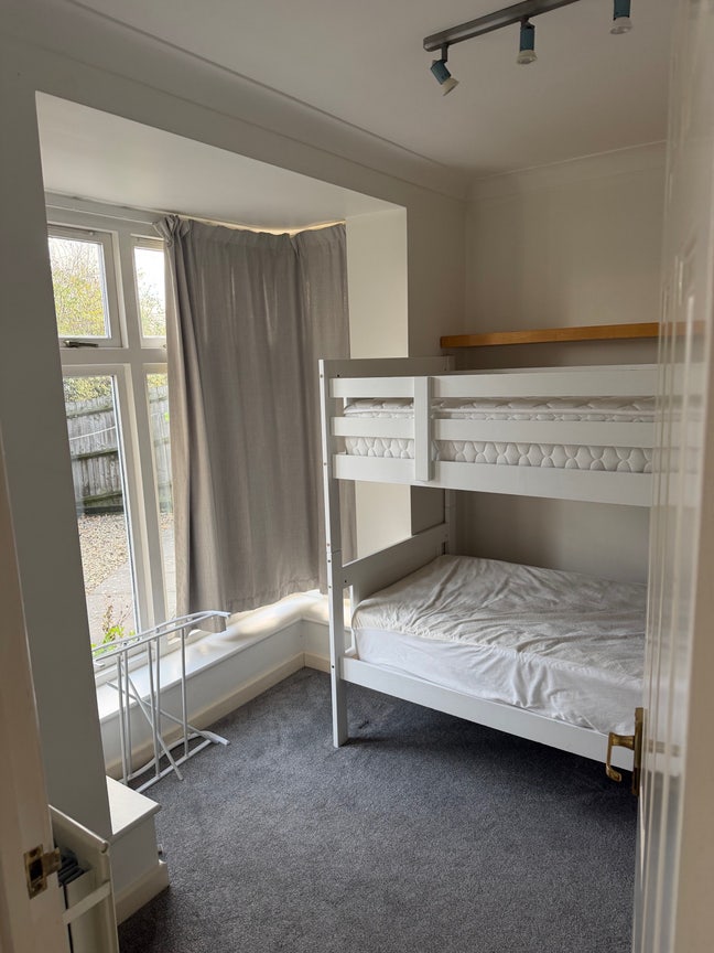 Room for a female in family house Main Photo