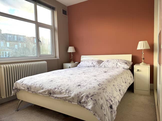 Bright double close to station with fast links Main Photo