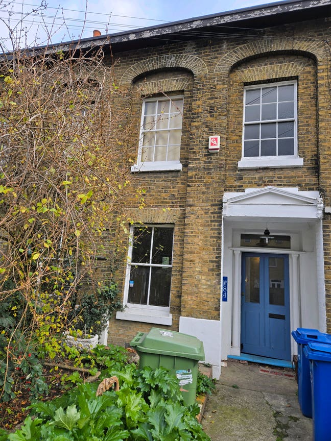 Large, high ceiling double room Main Photo