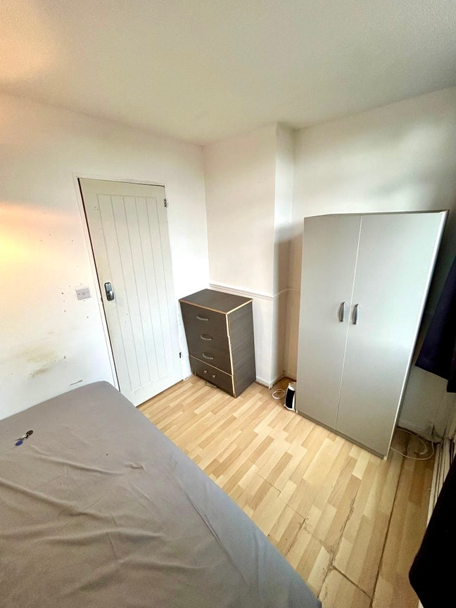 💖Lovely Single Room With Balcony @ Prime Location  Main Photo