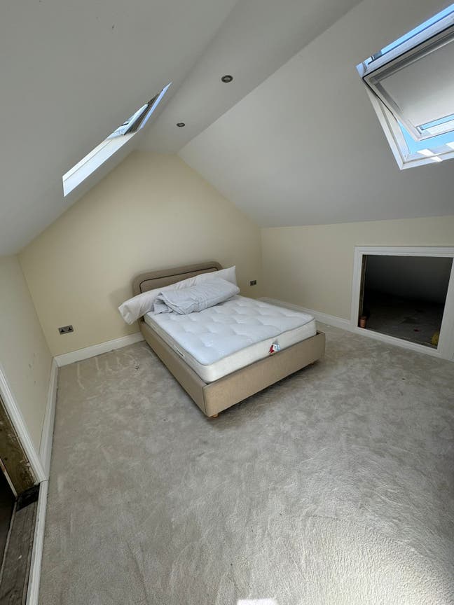 🏡 Spacious Loft room In Modern House | IG2  Main Photo