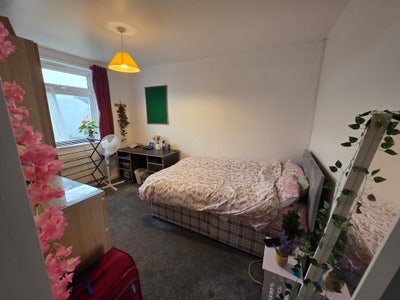 One Bedroom available in 5 bedroom house Main Photo