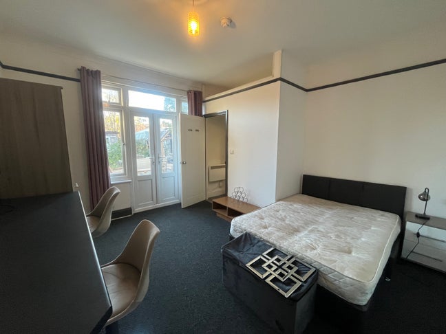 En-Suite Room to Rent - Bills Included Main Photo