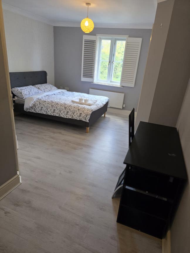 Massive Double Room - Ensuite (HMO Licensed) Main Photo
