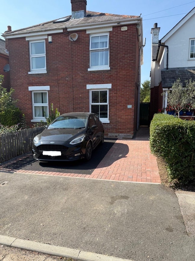 Driveway parking. Double room in 2-bed house. Main Photo
