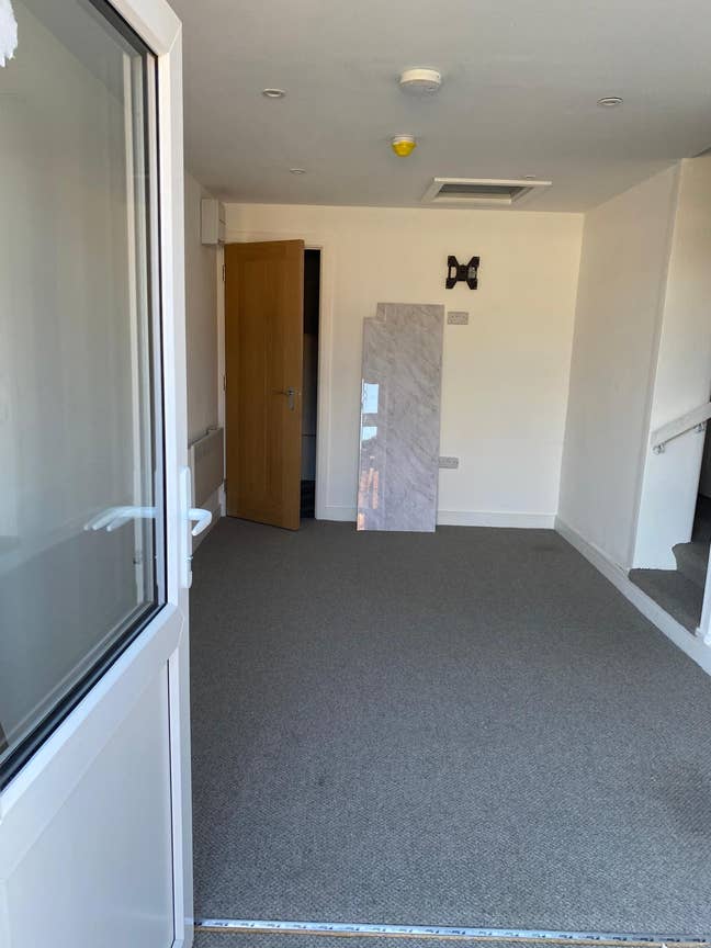 New refurbished flat garden 2 ensuite s kitchen pa Main Photo