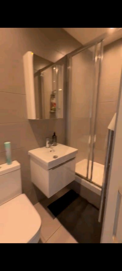 Ensuite in a New Built Close to 3 Stations Main Photo