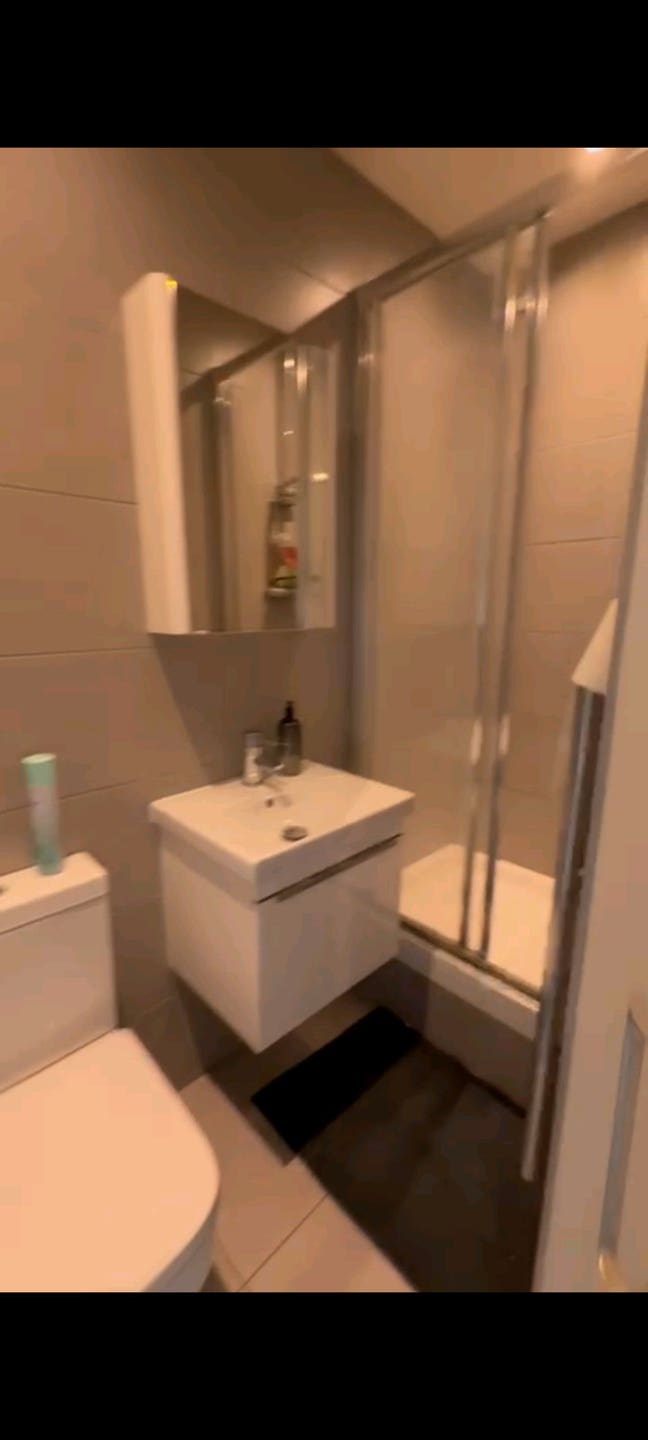 Ensuite in a New Built Close to 3 Stations Main Photo