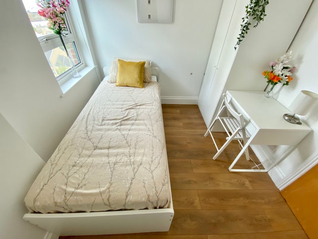 🔥 Spacious Single Room - Prime E14 area  Main Photo