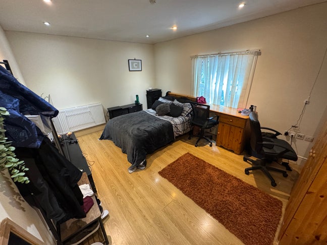 Large Double Room to rent - Incl bills and Wifi Main Photo