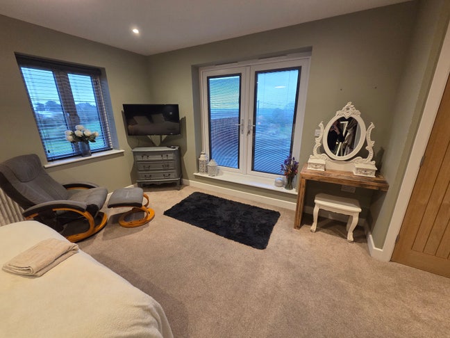 Large spacious modern ensuite double room Main Photo