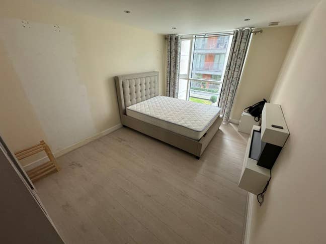 Large Bright Double | Riverside 3Bed Flat in E16 Main Photo
