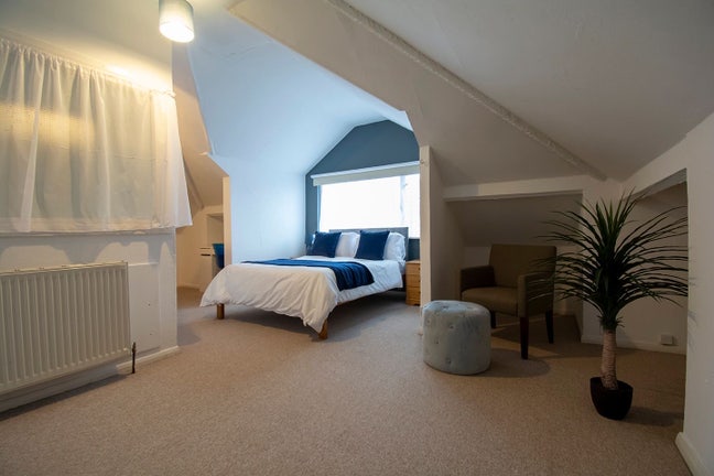 Super Large Loft Room with Parking – All Bills Inc Main Photo