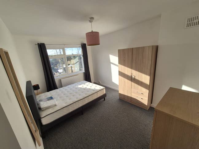 Beautiful 4 bed semi detached house Main Photo