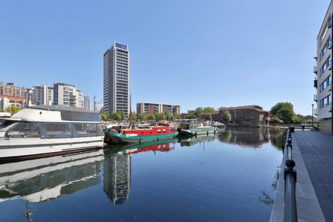 Top Double with Balcony in Central Canary Wharf!! Main Photo