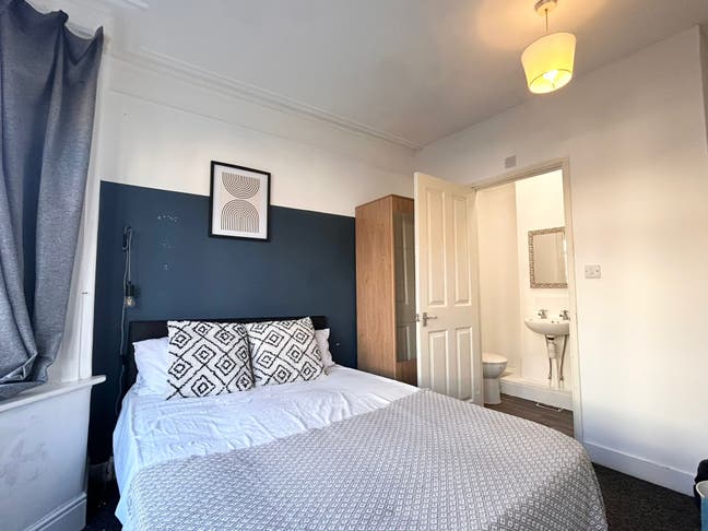 Double Ensuite Room  - SO15 (74NR) Main Photo