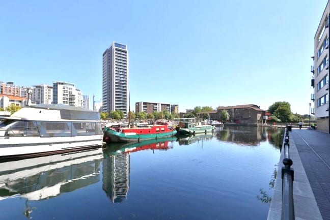 Top Double with Balcony in Central Canary Wharf!! Main Photo