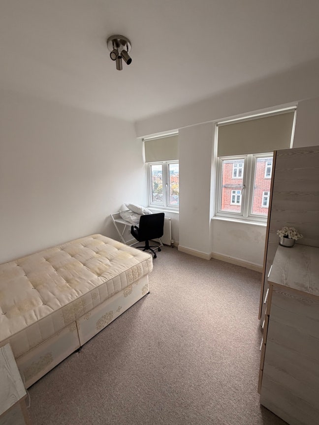 Room available in good location  Main Photo