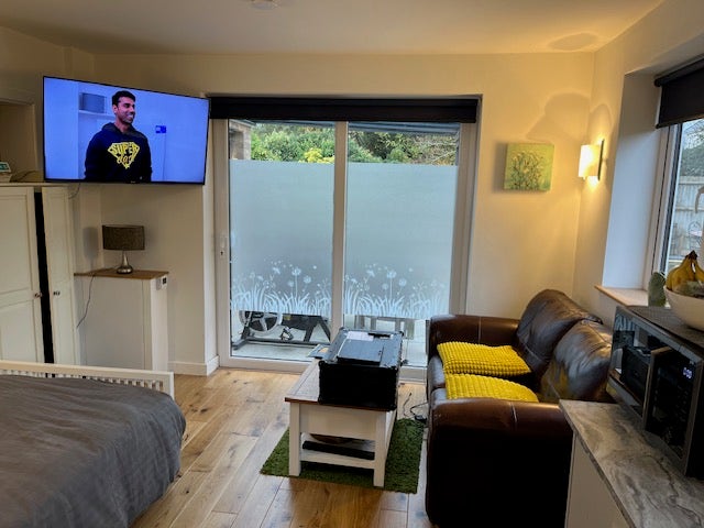 Master bedroom studio with ensuite and kitchen Main Photo