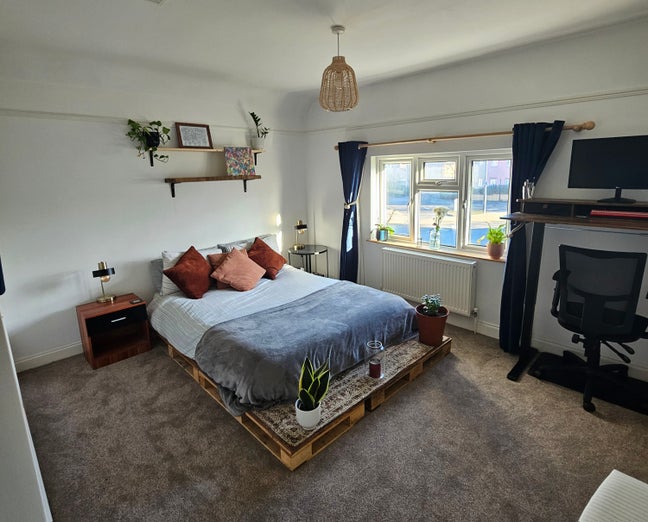 Lovely spacious double room furnished & bills inc. Main Photo