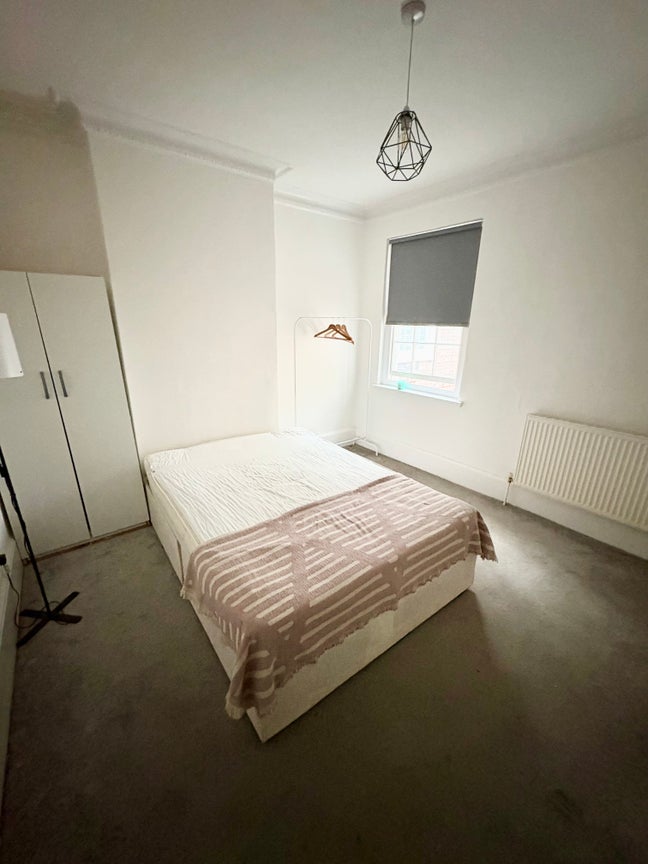 Beautiful room in the heart of ST JAMES PARK Main Photo