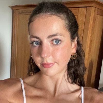 21 year old female looking for flatmates  Main Photo